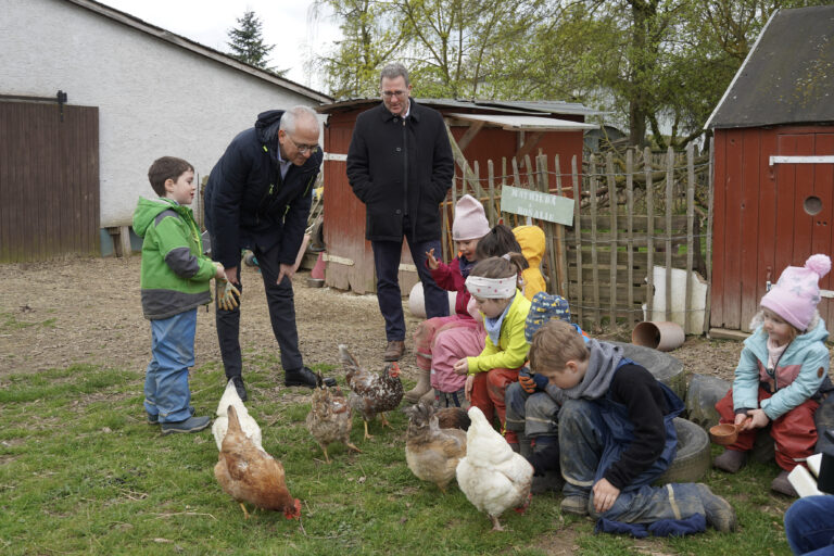Staatsminister Tarek Al-Wazir besucht die Bauernhofkita in Hüttenberg